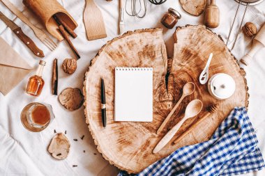 Defter, kalem ve mutfak aksesuarları ile sawed ahşap Üstten Görünüm