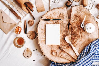 Defter, kalem ve mutfak aksesuarları ile sawed ahşap Üstten Görünüm