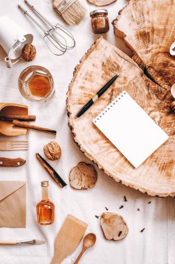 Defter, kalem ve mutfak aksesuarları ile sawed ahşap dekoratif kompozisyon