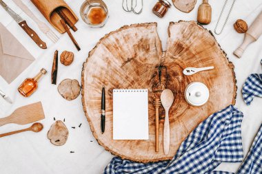 Defter, kalem ve mutfak aksesuarları ile sawed ahşap dekoratif kompozisyon