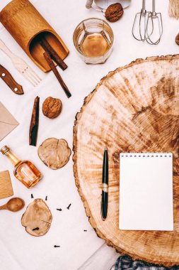 Defter, kalem ve farklı mutfak eşyaları ile sawed ahşap dekoratif kompozisyon