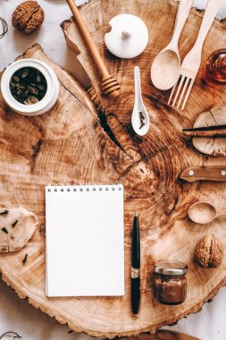 Defter, kalem ve farklı öğeleri ile sawed ahşap arka plan üzerinde Üstten Görünüm