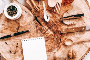 Defter, kalem ve farklı öğeleri ile sawed ahşap arka plan üzerinde Üstten Görünüm