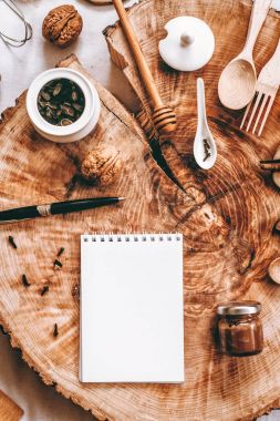 Defter, kalem ve farklı öğeleri ile sawed ahşap arka plan üzerinde Üstten Görünüm