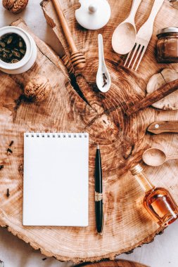 Defter, kalem ve farklı öğeleri arka plan üzerinde sawed ahşap