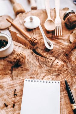 Defter, kalem ve farklı öğeleri arka plan üzerinde sawed ahşap