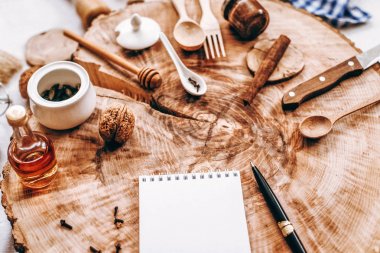 Defter, kalem ve farklı öğeleri arka plan üzerinde sawed ahşap