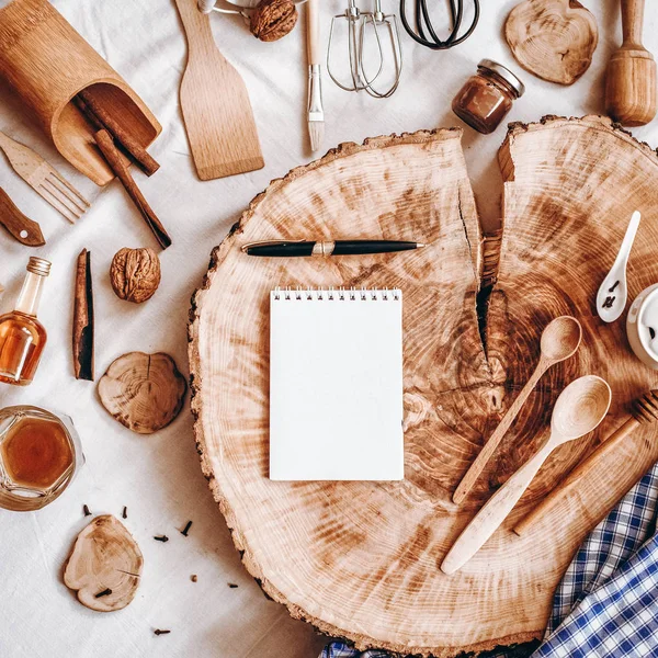 Composición Decorativa Madera Aserrada Con Portátil Bolígrafo Accesorios Cocina —  Fotos de Stock