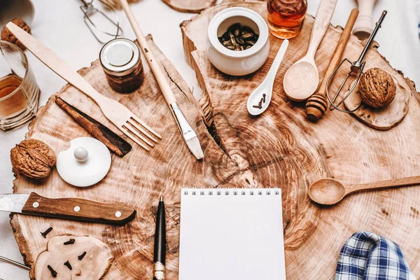 Vedere Sus Lemnului Tăiat Notebook Stilou Diferite Accesorii Bucătărie Fundal — Fotografie, imagine de stoc