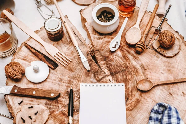 Bovenaanzicht Van Sawed Hout Met Verschillende Keuken Accessoires Notebook Pen — Stockfoto