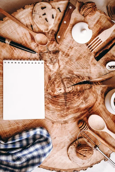 Vista Superior Madera Aserrada Con Cuaderno Bolígrafo Accesorios Cocina Sobre —  Fotos de Stock