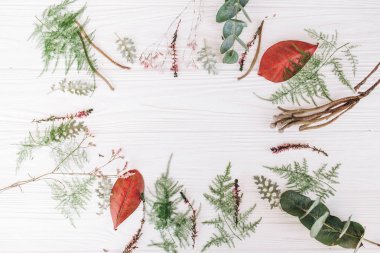 Ahşap plakalar arka plan üzerinde düzenli çerçeve çiçek