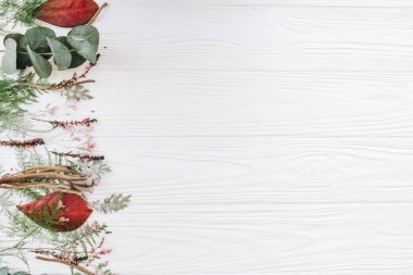 Ahşap plakalar arka plan üzerinde sol tarafında düzenli çiçek sınır