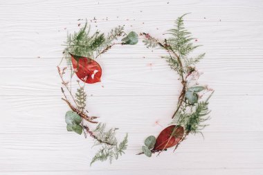 İle yuvarlak çerçeve çiçek yaprakları, kaynaklanıyor, tomurcukları ve ahşap plakalar arka plan üzerinde kopya alanı