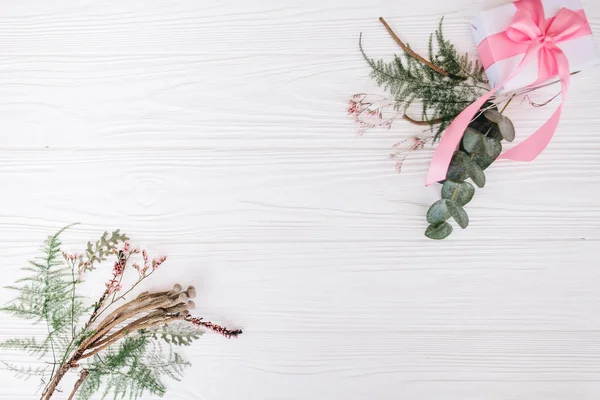 Bloemen Boeketten Met Wit Cadeaudoosje Witte Houten Achtergrond — Stockfoto