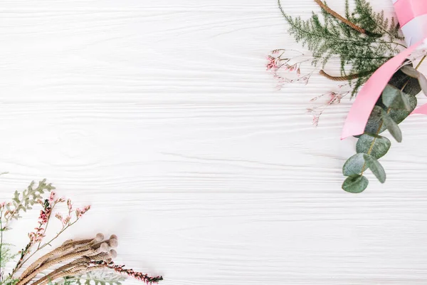 Bloemen Boeketten Met Wit Cadeaudoosje Witte Houten Achtergrond — Stockfoto