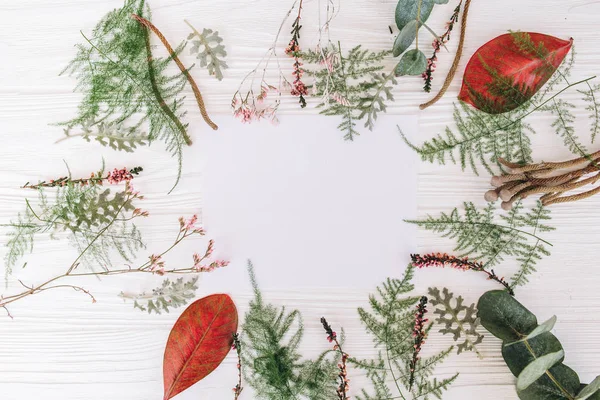 Nette Floral Frame Met Bladeren Stengels Toppen Houten Planken Achtergrond — Stockfoto