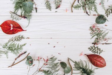 Ahşap plakalar arka plan ile yuvarlak çerçeve çiçek görünümünü