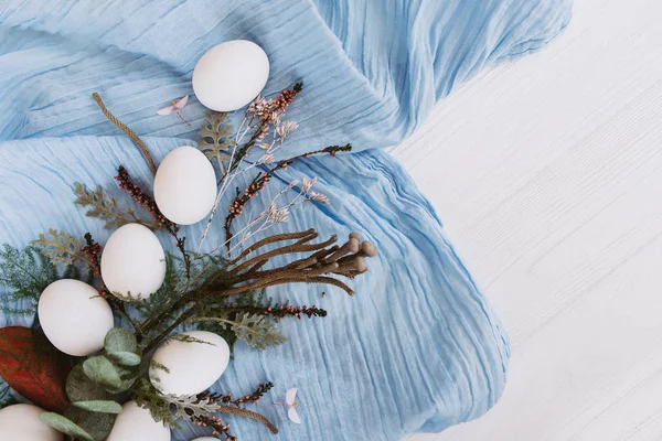 Komposition Mit Weißen Eiern Auf Blauem Tuch Mit Knospen Und — Stockfoto