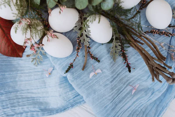 Nahaufnahme Weißer Eier Auf Blauem Tuch Mit Knospen Und Stielen — Stockfoto
