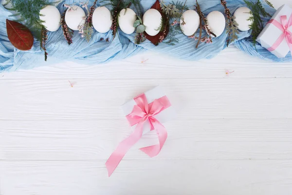Nahaufnahme Von Weißen Eiern Reihe Auf Blauem Tuch Mit Knospen — Stockfoto
