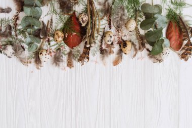 Bitkiler, bıldırcın yumurtası ve tüyler üstüne kenarlıklı çiçek kompozisyon