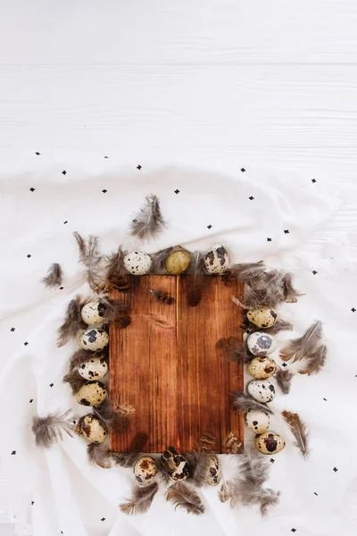 Composición Decorativa Con Huevos Codorniz Plumas Tablero Marrón Sobre Fondo — Foto de Stock