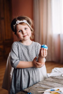 Sevimli kız kameraya renkli yumurta gösterilen kısmi görünümünü