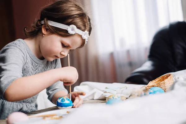 Bijgesneden Weergave Van Schattig Meisje Houden Kleur Bloem Thema Met — Stockfoto