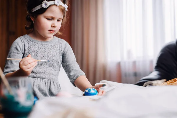 Schattig Meisje Kleuren Met Blauwe Verf Penseel Aan Houten Tafel — Stockfoto