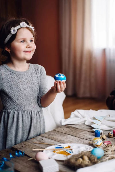 Gedeeltelijke Weergave Van Schattig Meisje Gekleurde Handen Houden Glimlachen — Stockfoto