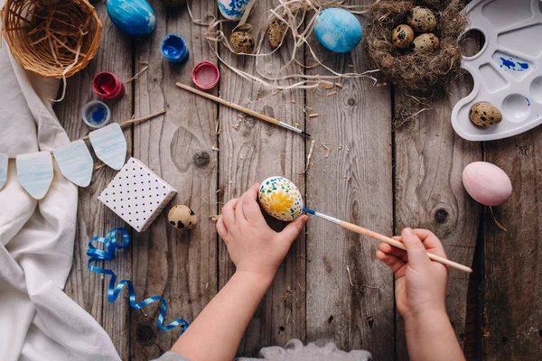 Ausgeschnittene Ansicht Von Kindlichen Händen Die Eier Mit Pinsel Und — Stockfoto