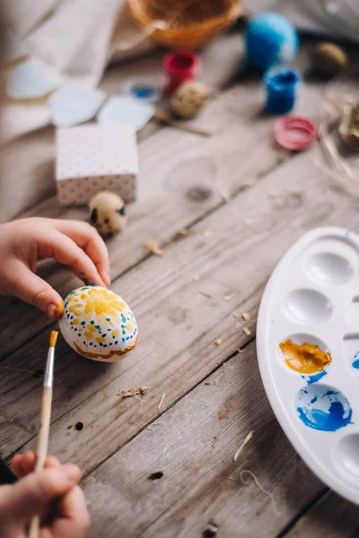 Vista Recortada Manos Infantiles Sosteniendo Coloreando Huevo Puntos Con Pincel —  Fotos de Stock