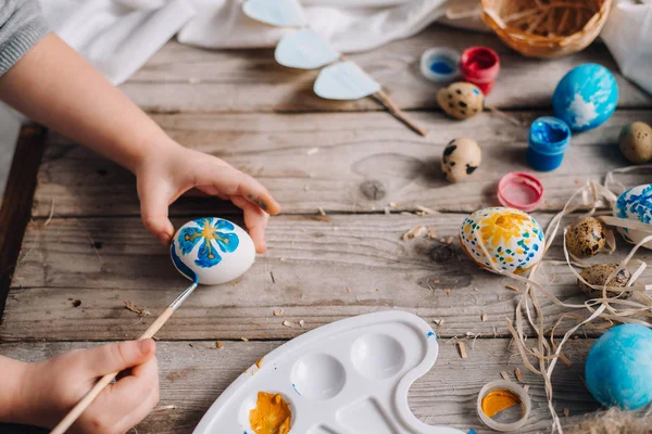 Abgeschnittene Ansicht Von Kinderhänden Die Wachteleier Mit Pinsel Und Blauen — Stockfoto