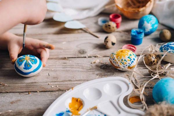 Abgeschnittene Ansicht Von Kinderhänden Die Wachteleier Mit Pinsel Und Blauen — Stockfoto