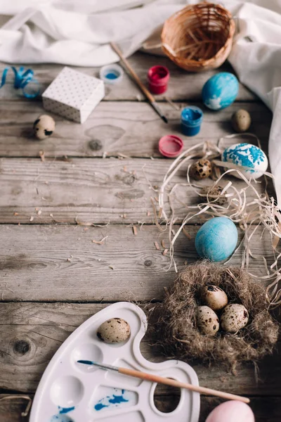 Bovenaanzicht Van Decoratieve Compositie Met Gekleurde Eieren Kwarteleitjes Doos Van — Stockfoto