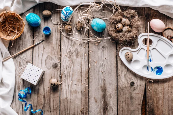 Bovenaanzicht Van Decoratieve Compositie Met Blauw Gekleurde Eieren Kwarteleitjes Doos — Stockfoto