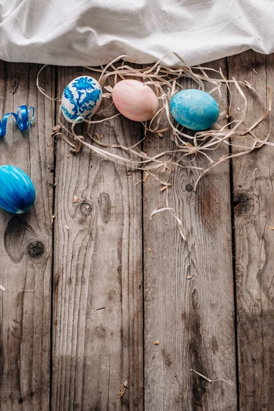 Draufsicht Auf Dekorative Komposition Mit Blauen Weißen Und Rosafarbenen Eiern — Stockfoto