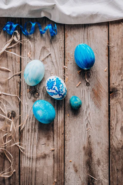 Bovenaanzicht Van Decoratieve Compositie Met Blauw Gekleurde Eieren Stro Doek — Stockfoto