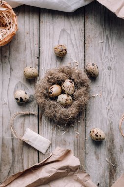 Bıldırcın üstten görünüm iç içe, yumurta, sepet ve ahşap plakalar arka plan üzerine kumaş