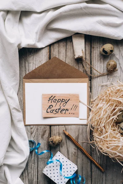 Widok Góry Koperty List Happy Easter Literowanie Ołówek Przepiórki Zagnieździć — Zdjęcie stockowe