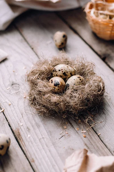 Samenstelling Met Kwartel Nest Eieren Mand Doek Houten Planken Achtergrond — Stockfoto