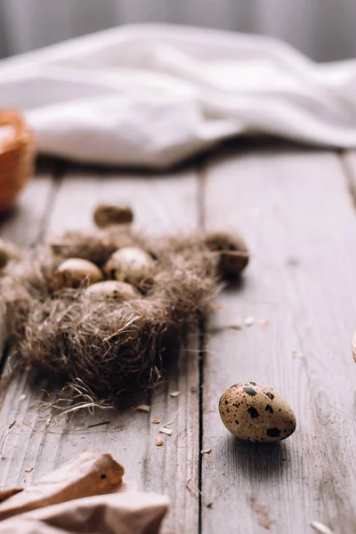 Samenstelling Met Kwartel Nesten Ang Eieren Houten Planken Achtergrond — Stockfoto