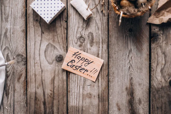 Draufsicht Auf Festliche Komposition Mit Wachteleiern Nest Geschenkbox Pinsel Und — Stockfoto