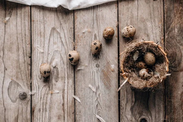 Bovenaanzicht Van Feestelijke Samenstelling Met Kwarteleitjes Nest Veren Verticale Houten — Stockfoto