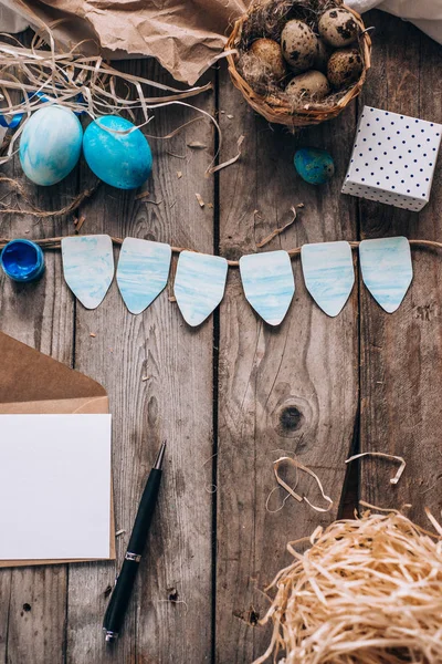 Bovenaanzicht Van Envelop Met Duidelijke Letter Pen Blauw Gekleurde Eieren — Stockfoto