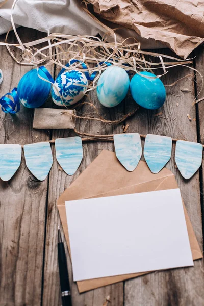 Close Van Envelop Met Duidelijke Letter Pen Blauw Gekleurde Eieren — Stockfoto