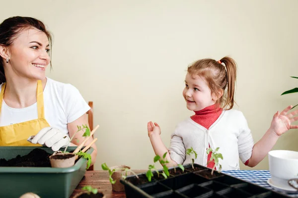 Vooraanzicht Van Het Meisje Een Grapje Terwijl Moeder Verplanten Spruiten — Stockfoto