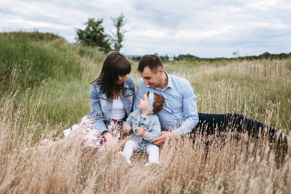 Birlikte Gündüzleri Çimenlerin Üzerinde Oturan Aile — Stok fotoğraf