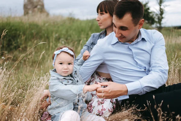 Adam Kadın Küçük Kızı Sahada Gündüzleri Istirahat — Stok fotoğraf